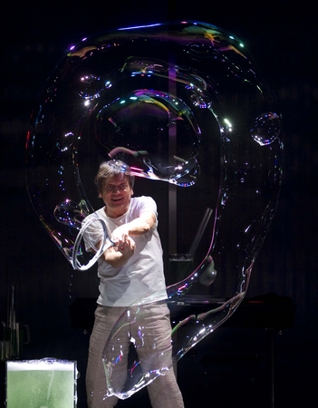 来自西班牙的肥皂泡魔术师佩普·布奥为游客们带来一场神奇的"泡泡秀"