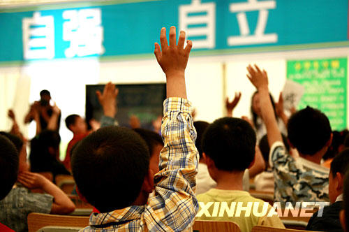 5月20日,四川绵阳九洲帐篷学校的孩子们在课堂上踊跃举手发言.