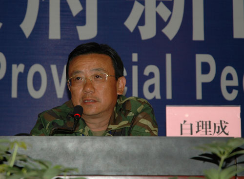 阿坝州负责同志白理成介绍情况(摄影 马迪)