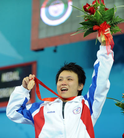 组图:举重女子63公斤级决赛 中华台北选手卢映锜夺得铜牌