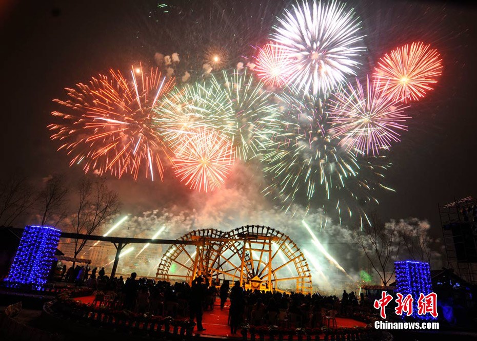 兰州元宵节焰火精彩绽放黄河