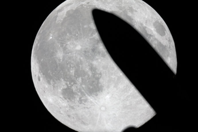 望远镜实拍中秋明月