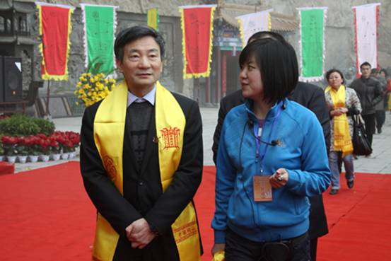 阎吉英向与会嘉宾介绍绵山文化