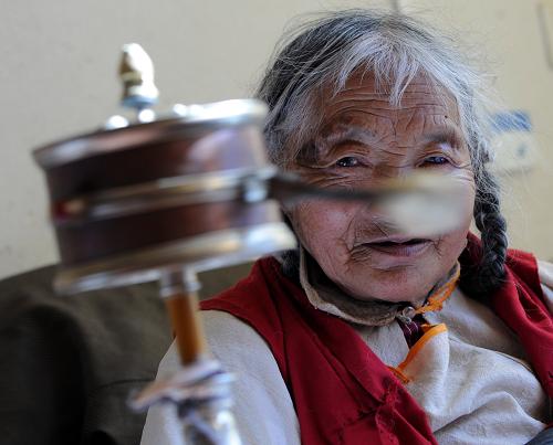 在拉萨市社会福利院安度晚年的老人(2009年1月14日摄).